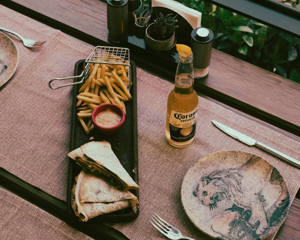 Descubra as diferenças essenciais entre vinhos tintos e brancos: um guia completo